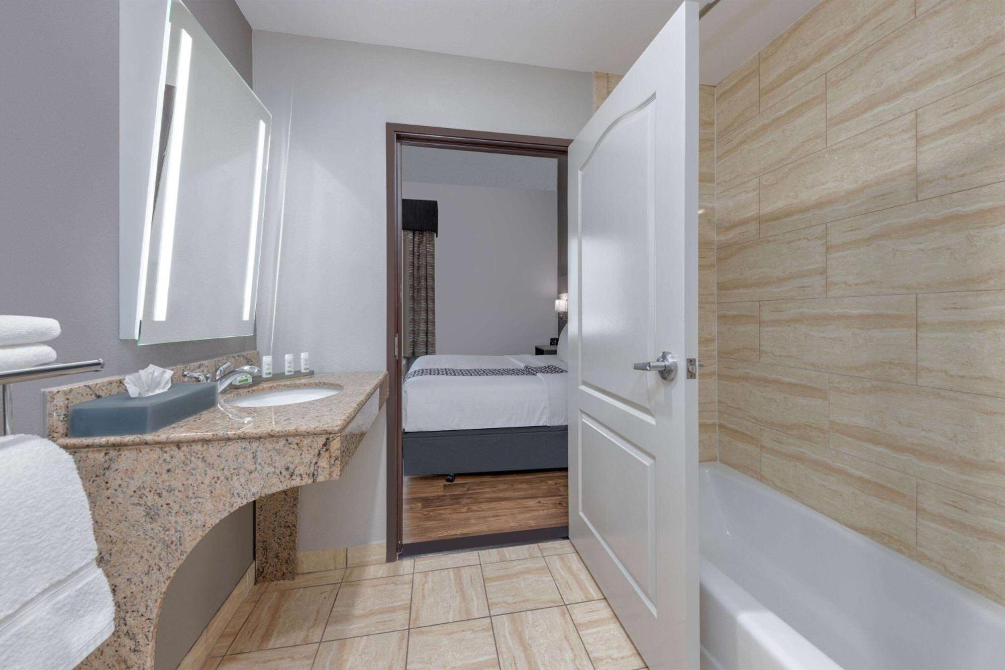 La Quinta By Wyndham Allen At The Village Exterior foto