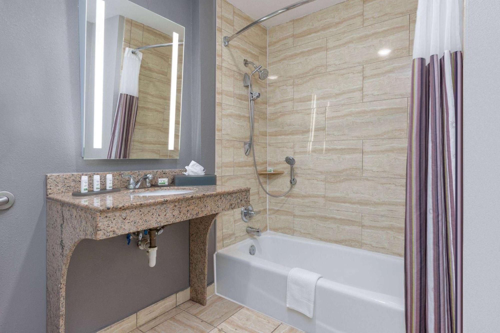 La Quinta By Wyndham Allen At The Village Exterior foto